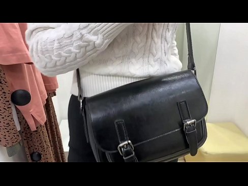 ❤️ 試着室でディルドを使った若い雌犬フェラルベリーの公開オナニー ️  at us ❌️