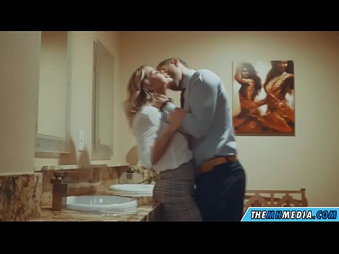 ❤️ 公衆トイレで巨乳金髪美女に誘惑されたら ️  at us ❌️